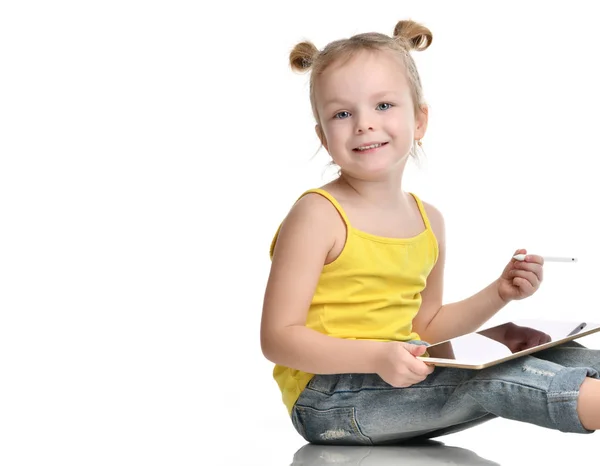 Young girl kid sitting reading learning drawing on digital tablet touch screen pad with pencil — Stock Photo, Image