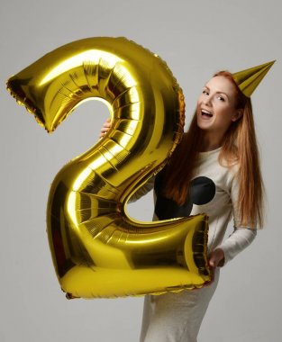 Büyük altın basamaklı balon doğum günü partisi için bir hediye olarak mutlu kızı 