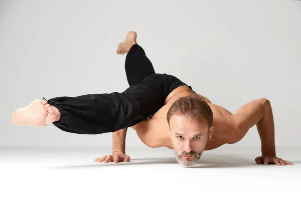 Homme pratiquant le yoga pose de danse asana classique debout sur la main — Photo