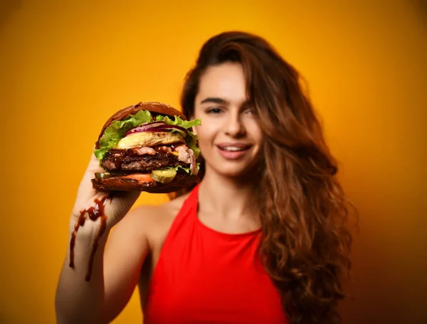Vrouw houd grote hamburger sandwich in de hand hongerige mond krijgen klaar om te eten — Stockfoto
