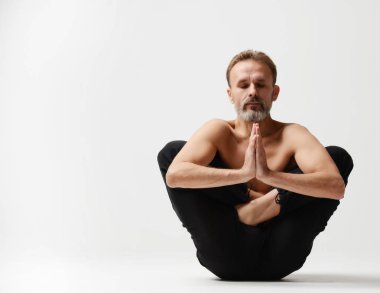 Pratik yoga klasik asana yandan poz ayakta oturan adam