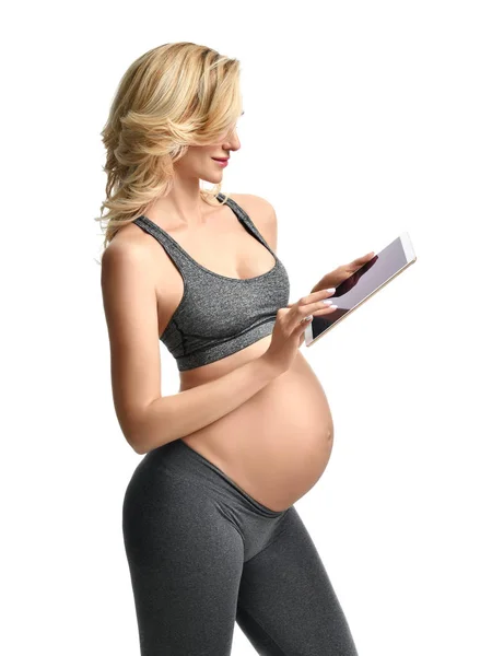 Hermosa mujer embarazada con vientre grande uso embarazo maternidad expectativa aplicación escribiendo en tableta digital —  Fotos de Stock