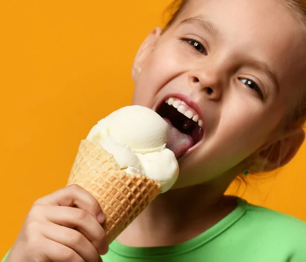 Bastante bebé niña comer lamiendo helado de vainilla en gofres cono —  Fotos de Stock