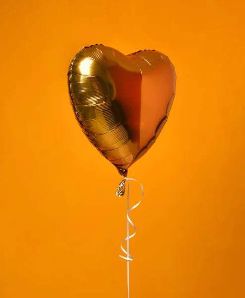 Enkele gouden groot hart metallic ballon voor verjaardag — Stockfoto