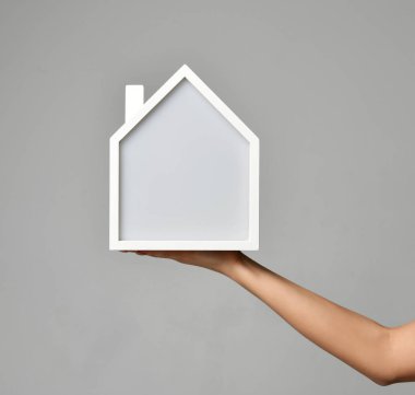 Emlak yatırım kavramı. Kadın elini tut Emlak para yatırım ev sembolü 