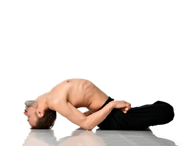 Gammal man öva yoga asana stretching övningar isolerade — Stockfoto