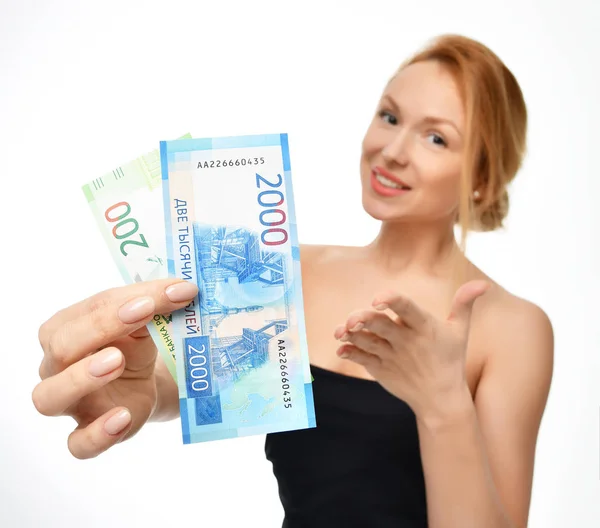 Ung kvinna håller upp kassa pengar två tusen och hundra ryska rubel noterar i hand vinnare förvånad — Stockfoto