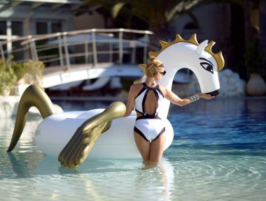  kadında lüks Yüzme Havuzu resort otel büyük şişme tek boynuzlu at pegasus float yüzen üzerinde rahatlatıcı