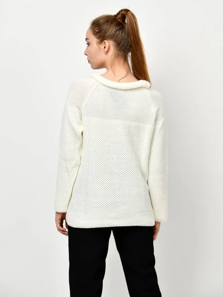 Молодая красивая женщина позирует в новых случайных белый свитер сзади вид сзади — стоковое фото
