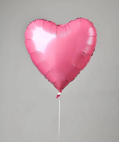 单大红色心气球对象与微笑为生日或情人节 — 图库照片