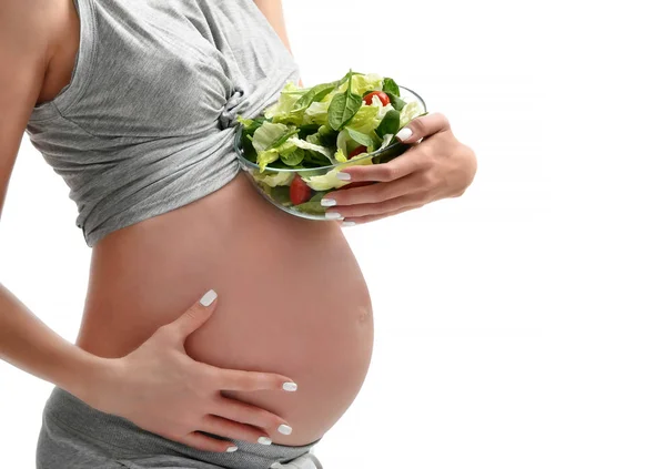 Gravid kvinna håll ekologisk sallad. Graviditet moderskap förväntan sunda matvanor — Stockfoto