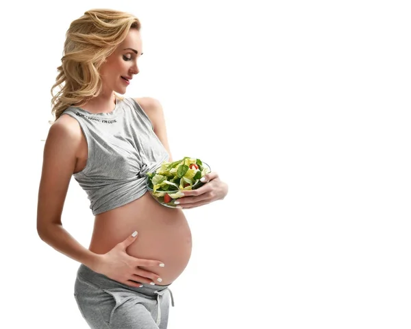 Hermosa mujer embarazada sostener ensalada orgánica. Embarazo maternidad expectativa alimentación saludable — Foto de Stock