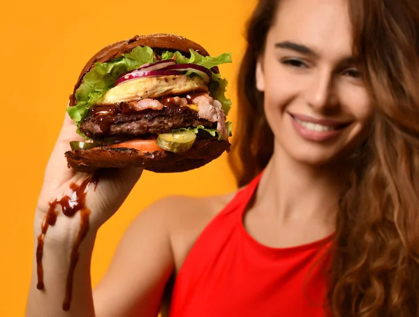 Kanapka big burger kobieta trzymać w ręku głodny usta coraz gotowe do spożycia — Zdjęcie stockowe