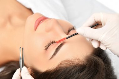 Şevval Özçelik Güzellik kalıcı kaş makyaj yapıyor. Güzel kadın yüz Güzellik Salonu içinde kalın kaşları ile portre bileşimi