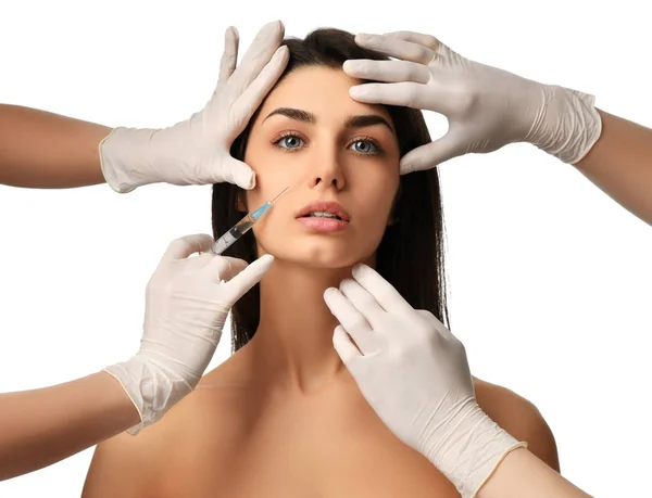 Cosmetología facial cirugía plástica concepto de belleza joven morena mujer recibiendo inyección de ácido hialurónico —  Fotos de Stock