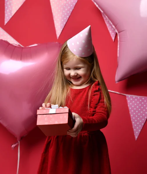 Pembe balonlar ve kırmızı mevcut Hediyelik ve doğum günü kap ile güzel güzel kız — Stok fotoğraf