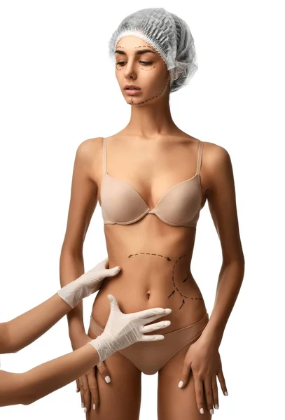 Frauenkörper mit den Zeichnungspfeilen am Bauch für plastische Chirurgie Fettabsaugung — Stockfoto
