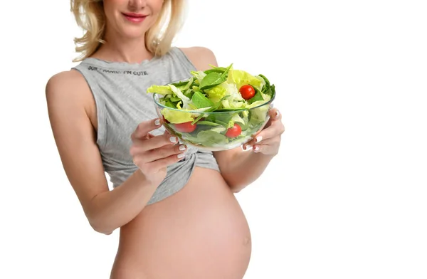 Mujer embarazada sostiene ensalada orgánica. Embarazo maternidad expectativa alimentación saludable —  Fotos de Stock