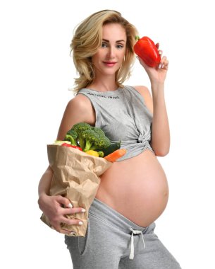 Hamile kadın tutun çanta bakkal organik sebze dolu. Hamilelik annelik beklentisi sağlıklı beslenme ve kilo kontrol kavramı