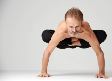 Adam pratik yoga klasik asana dans poz ayakta eller üzerinde