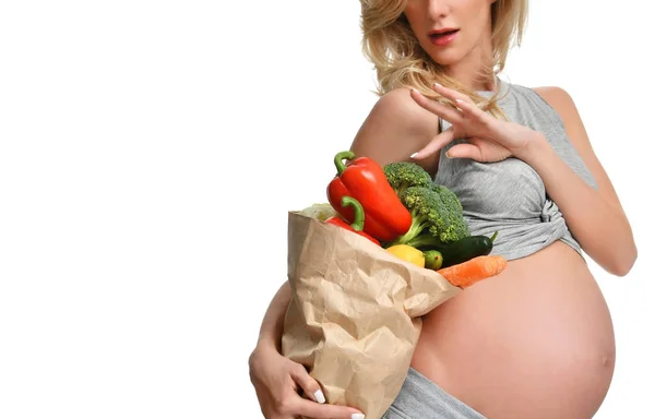 Hamile kadın tutun çanta bakkal organik sebze dolu. Hamilelik annelik beklentisi sağlıklı beslenme ve kilo kontrol kavramı — Stok fotoğraf