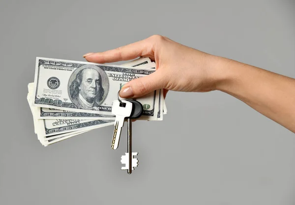 Hand with money and with keys from house. Real estate — Stock Photo, Image