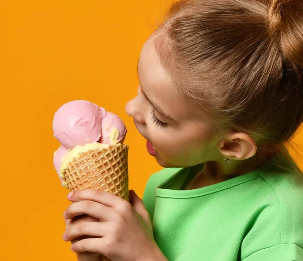 Menina bonito garoto comendo lambendo banana e sorvete de morango em waffles cone — Fotografia de Stock
