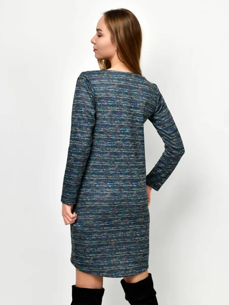 Junge schöne Frau posiert in neuem lässigen grauen Pullover Kleid Rückseite — Stockfoto