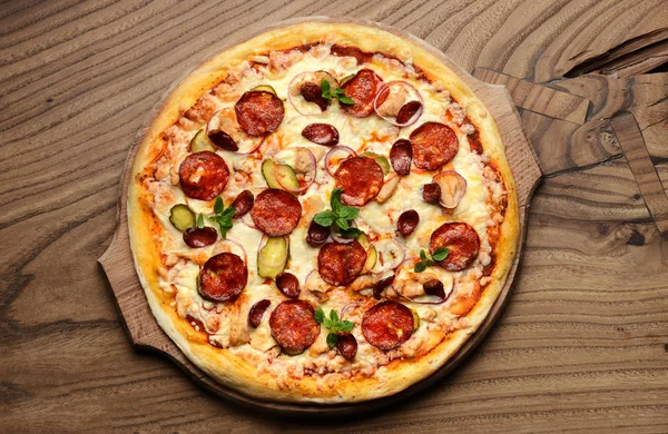 Pizza de pepperoni grande caliente sabrosa composición de pizza con queso derretido tocino tomates jamón pimentón — Foto de Stock