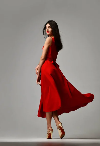 Όμορφη μελαχρινή γυναίκα στην επίσημη κόκκινο φόρεμα παπούτσια Γόβες στιλέτο — Φωτογραφία Αρχείου