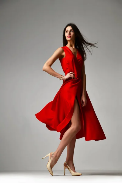 Красивая брюнетка в красном платье на шпильках туфли — стоковое фото