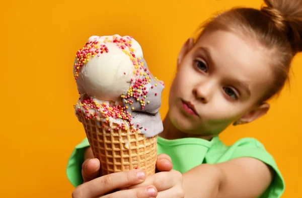 Menina bonito garoto comendo lambendo banana e sorvete de morango em waffles cone — Fotografia de Stock