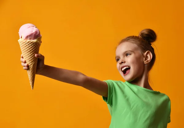 Bastante bebé niña mantenga helado de fresa en gofres cono —  Fotos de Stock