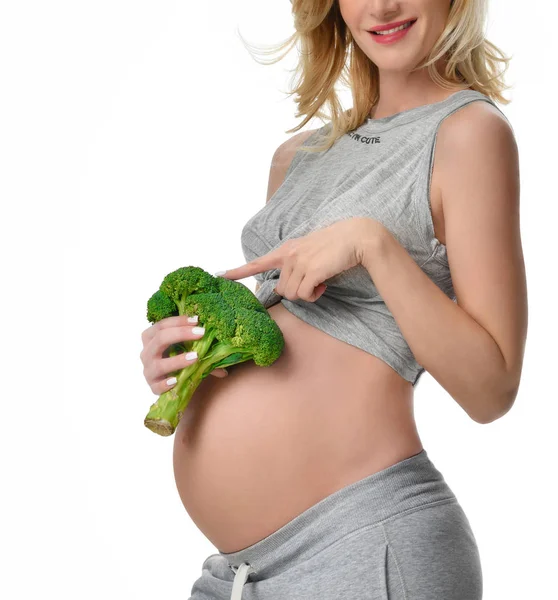 ブロッコリー妊娠母性期待健康的な食事を持って美しい妊婦の大きなお腹 — ストック写真