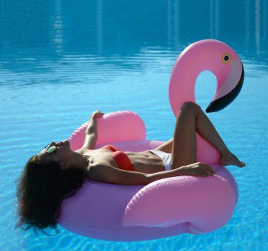 Bir yüzme havuzu boş zaman kırmızı bikini dev şişme dev pembe flamingo float şişme kadın 