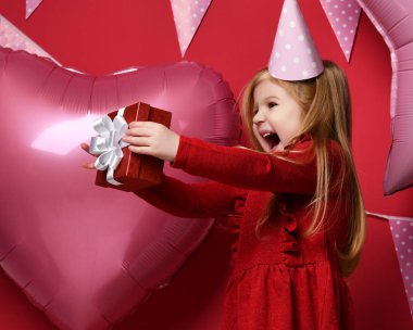 Pembe balonlar ve kırmızı mevcut Hediyelik ve doğum günü kap ile güzel güzel kız