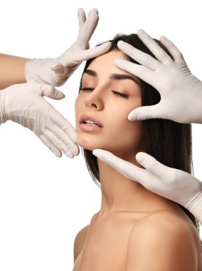 Güzel genç kadın yüz plastik cerrahi ve doktor sonra Kapalı gözlerle medikal eldiven eller