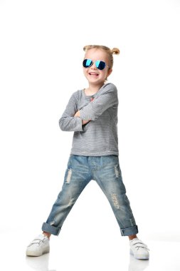 Genç kız çocuk mavi havacı güneş gözlüğü ayakta