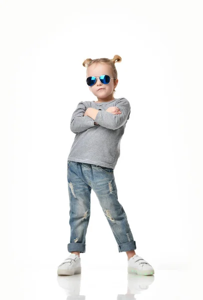 Jong meisje kind permanent in blauwe aviator zonnebril gelukkig denken met gekruiste armen — Stockfoto