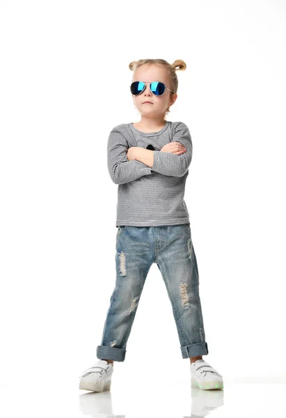 Joven niña de pie en gafas de sol aviador azul feliz pensamiento con los brazos cruzados —  Fotos de Stock