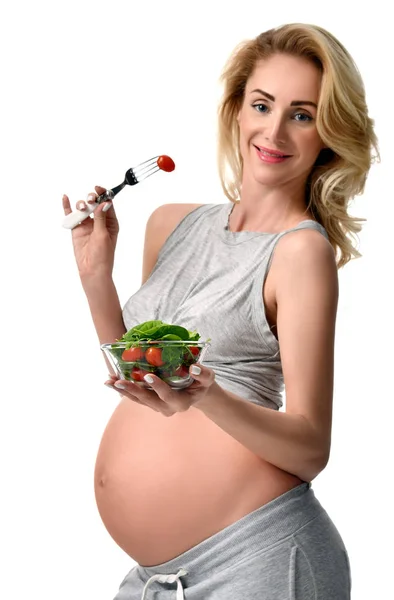 Güzel bir hamile kadın organik salata tutun. Hamilelik annelik beklentisi sağlıklı beslenme — Stok fotoğraf