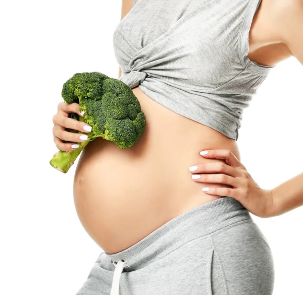 Mujer embarazada hermosa gran vientre celebración de brócoli Esperanza maternidad embarazo alimentación saludable — Foto de Stock