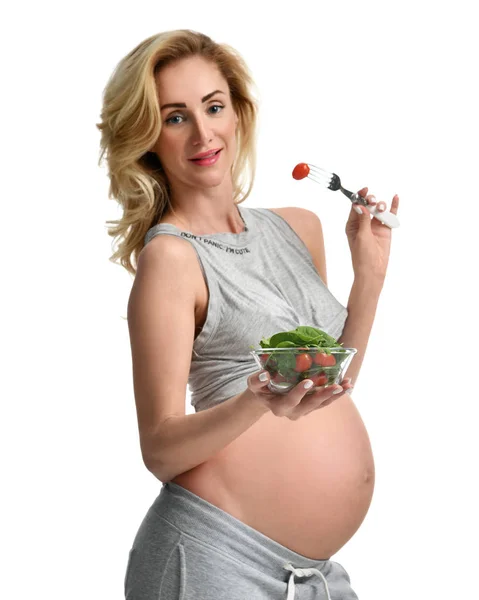 Hermosa mujer embarazada sostener ensalada orgánica. Embarazo maternidad expectativa alimentación saludable —  Fotos de Stock