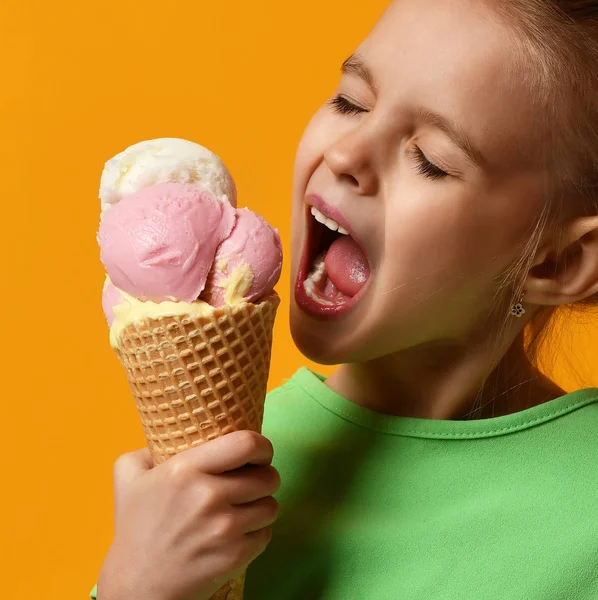 ワッフル コーンで舐めているバナナとストロベリー アイス クリームを食べるかわいい女の子子供 — ストック写真