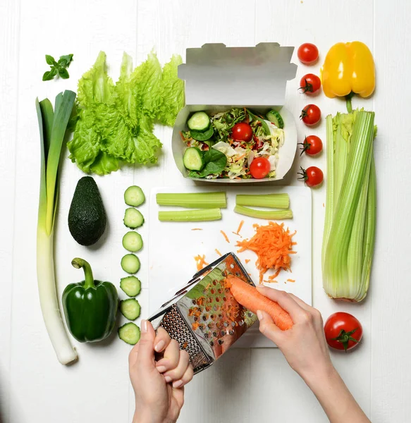Vista superiore delle mani preparare luce sana mangiare cena insalata con ingredienti carota — Foto Stock