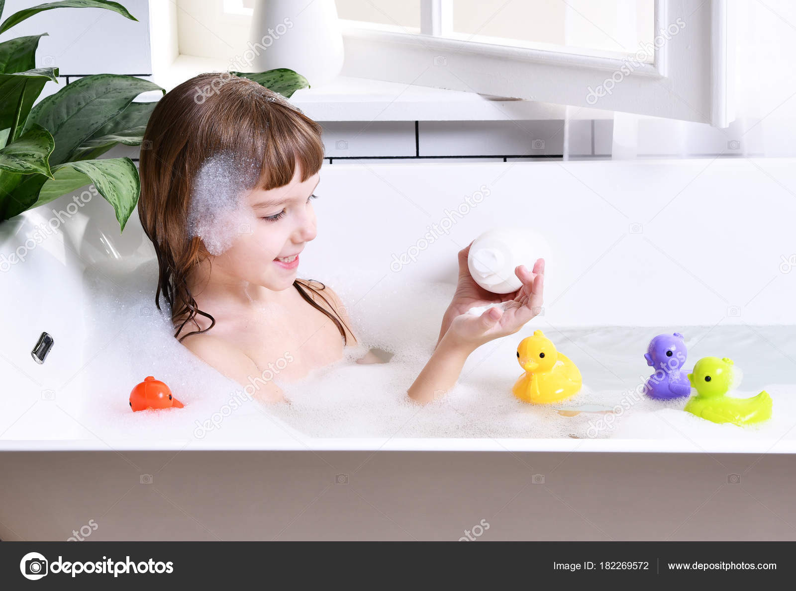 девушка играет в ванной. девушка играет в ванной. красивая женщина в ванной. уточка в ванне с пеной. девушка играет в ванной.