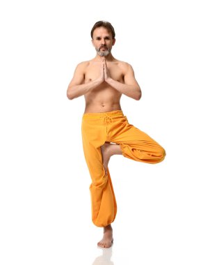 Sarı pantolon spor germe yapıyor yaşlı adam pratik yoga egzersizleri 