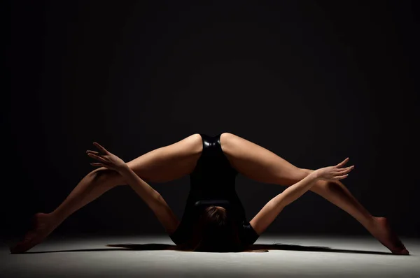 영 스포츠 체조 스트레칭 피트 니스를 하 고 어두운 체육관에서 운동 하는 여자 — 스톡 사진