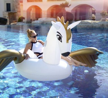  kadında lüks Yüzme Havuzu resort otel büyük şişme tek boynuzlu at pegasus float yüzen üzerinde rahatlatıcı