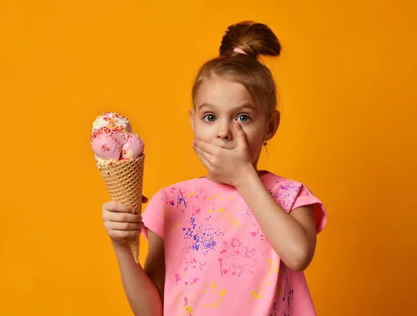 Menina bonito garoto comendo lambendo banana e sorvete de morango em waffles cone — Fotografia de Stock